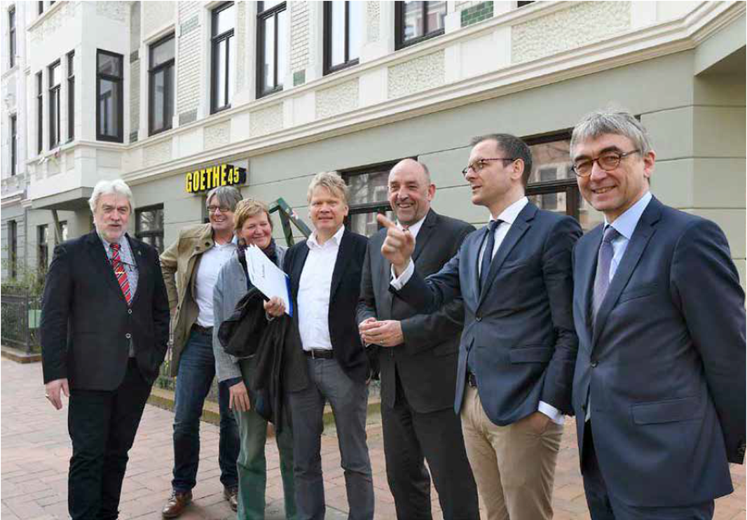 Geschäftsführer Sieghard Lückehe und weitere präsentieren das sanierte Goethe-45 Gebäude